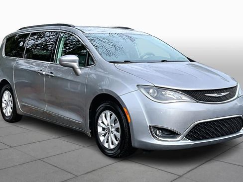 Used 2017 Chrysler Pacifica Touring-L image 2