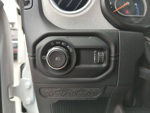 Used 2025 Jeep Wrangler Unlimited Sahara AWD/4WD image 35