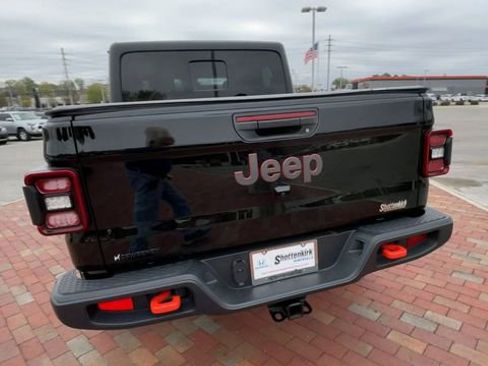 Used 2024 Jeep Gladiator Mojave w/ Technology Group AWD/4WD image 8