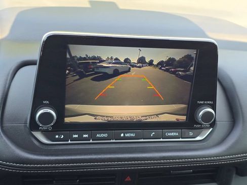 Used 2025 Nissan Rogue S AWD/4WD image 17