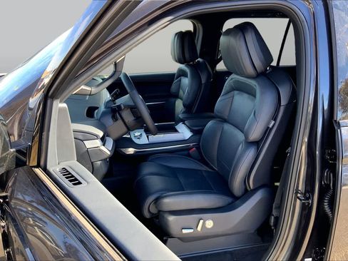 New 2025 Lincoln Navigator Reserve w/ Jet Appearance Package AWD/4WD image 9