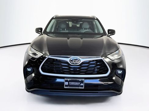 Used 2023 Toyota Highlander XLE AWD/4WD image 2