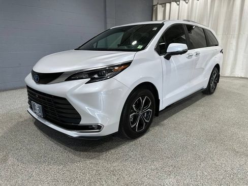 Certified 2025 Toyota Sienna Platinum AWD/4WD image 5