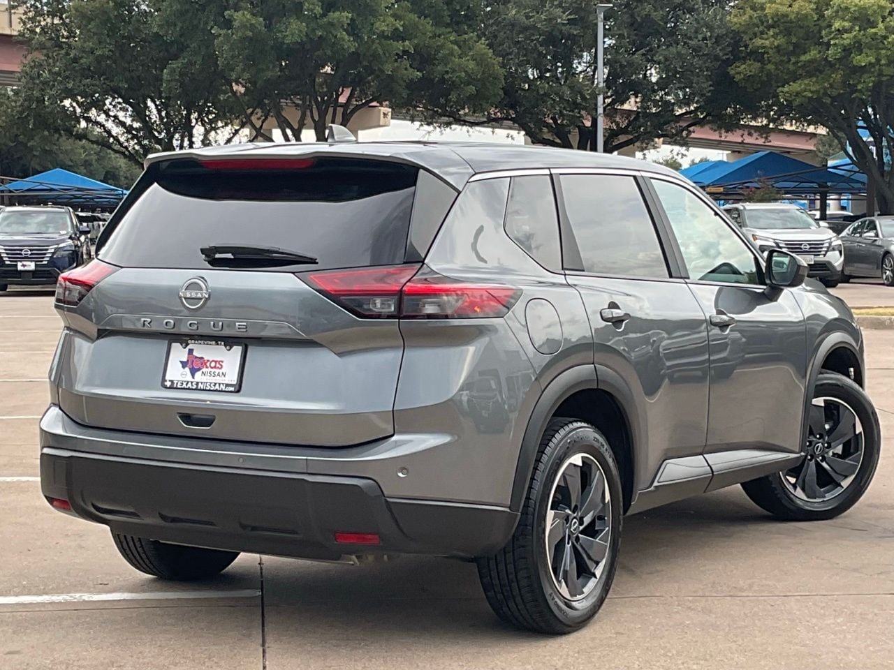 Used 2025 Nissan Rogue SV FWD image 4