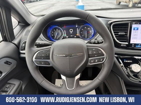 Used 2026 Chrysler Pacifica Limited FWD image 17