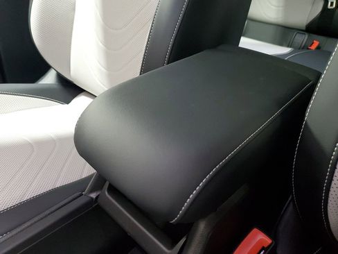 New 2025 Volkswagen Tiguan SE image 21