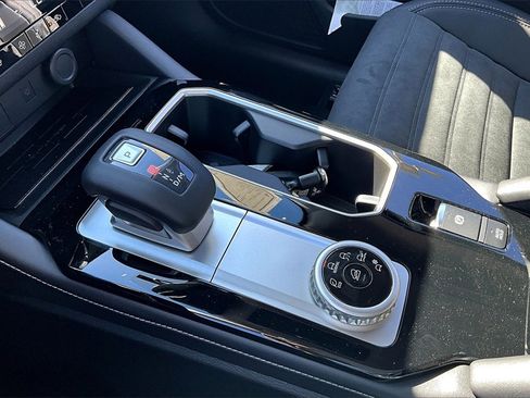 New 2025 Mitsubishi Outlander SE image 8