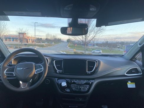 New 2026 Chrysler Pacifica Select image 21