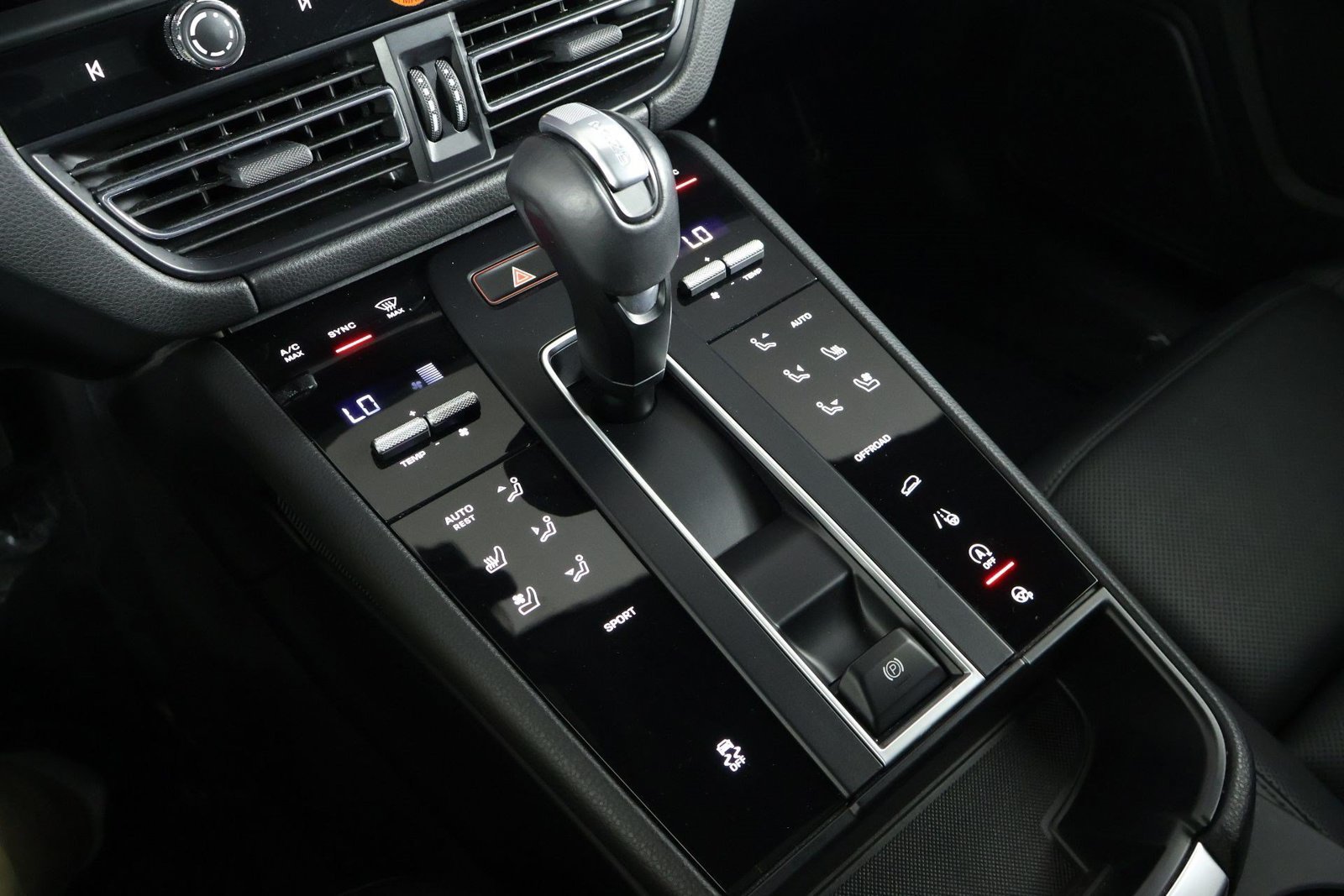 Certified 2023 Porsche Macan AWD/4WD image 18