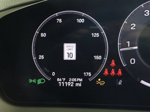 Used 2025 Porsche Cayenne AWD/4WD image 17