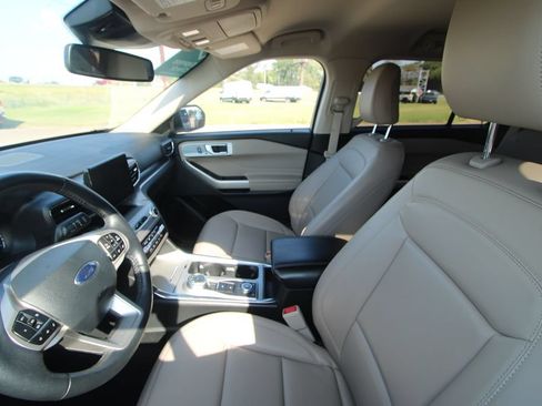 Used 2023 Ford Explorer XLT w/ Equipment Group 202A AWD/4WD image 16