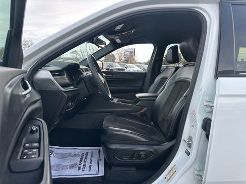 Used 2024 Jeep Grand Cherokee L Laredo image 9