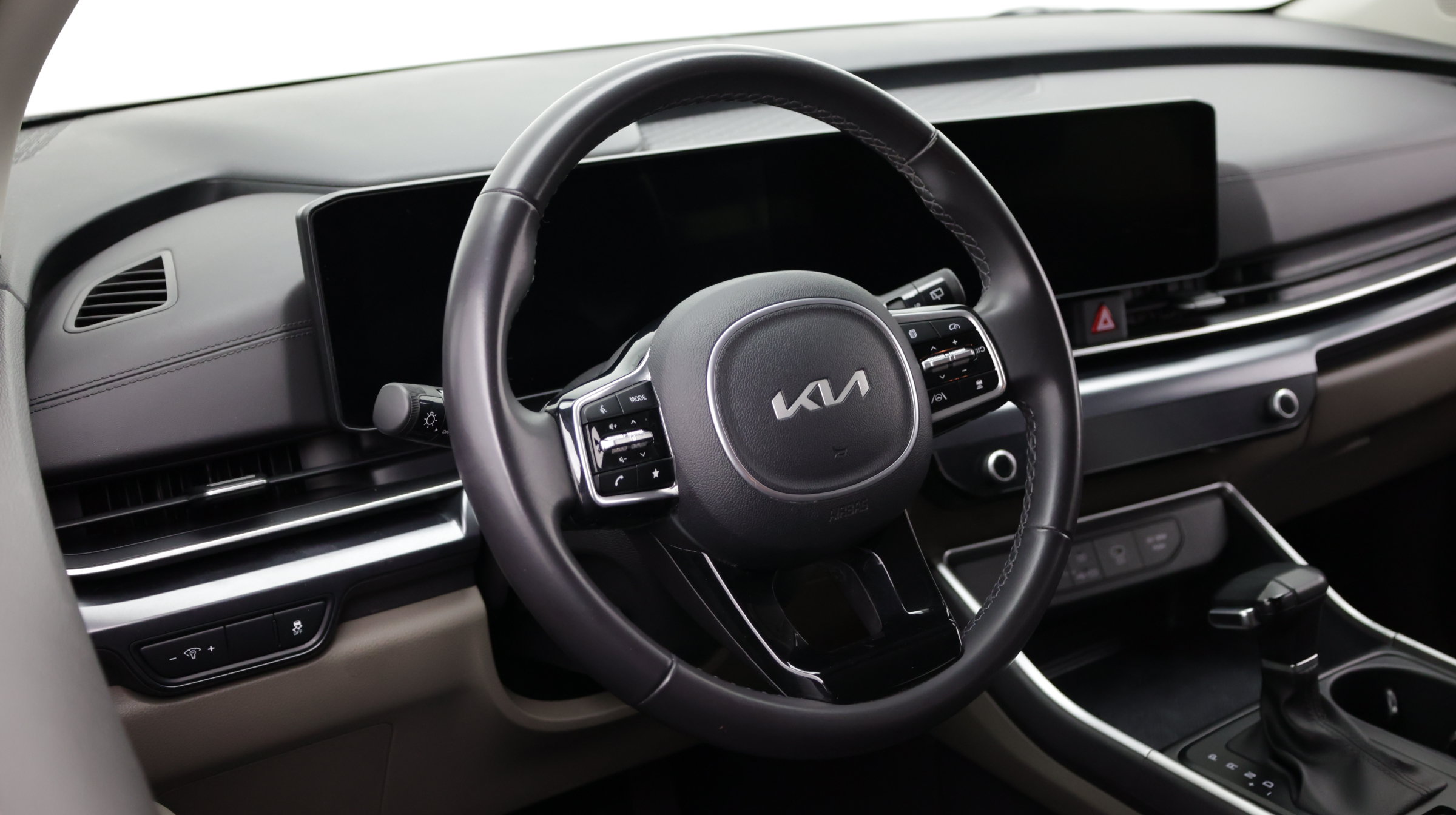 Used 2025 Kia Carnival FWD image 11
