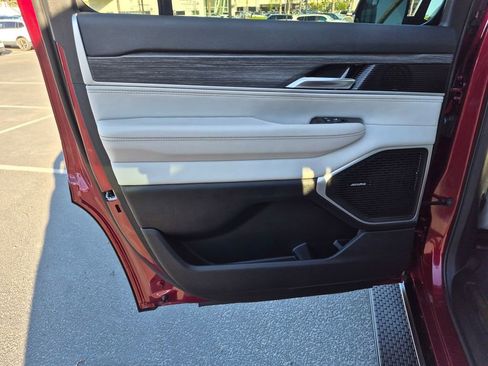 Used 2023 Jeep Wagoneer Series II w/ Flexible Seating Group image 27