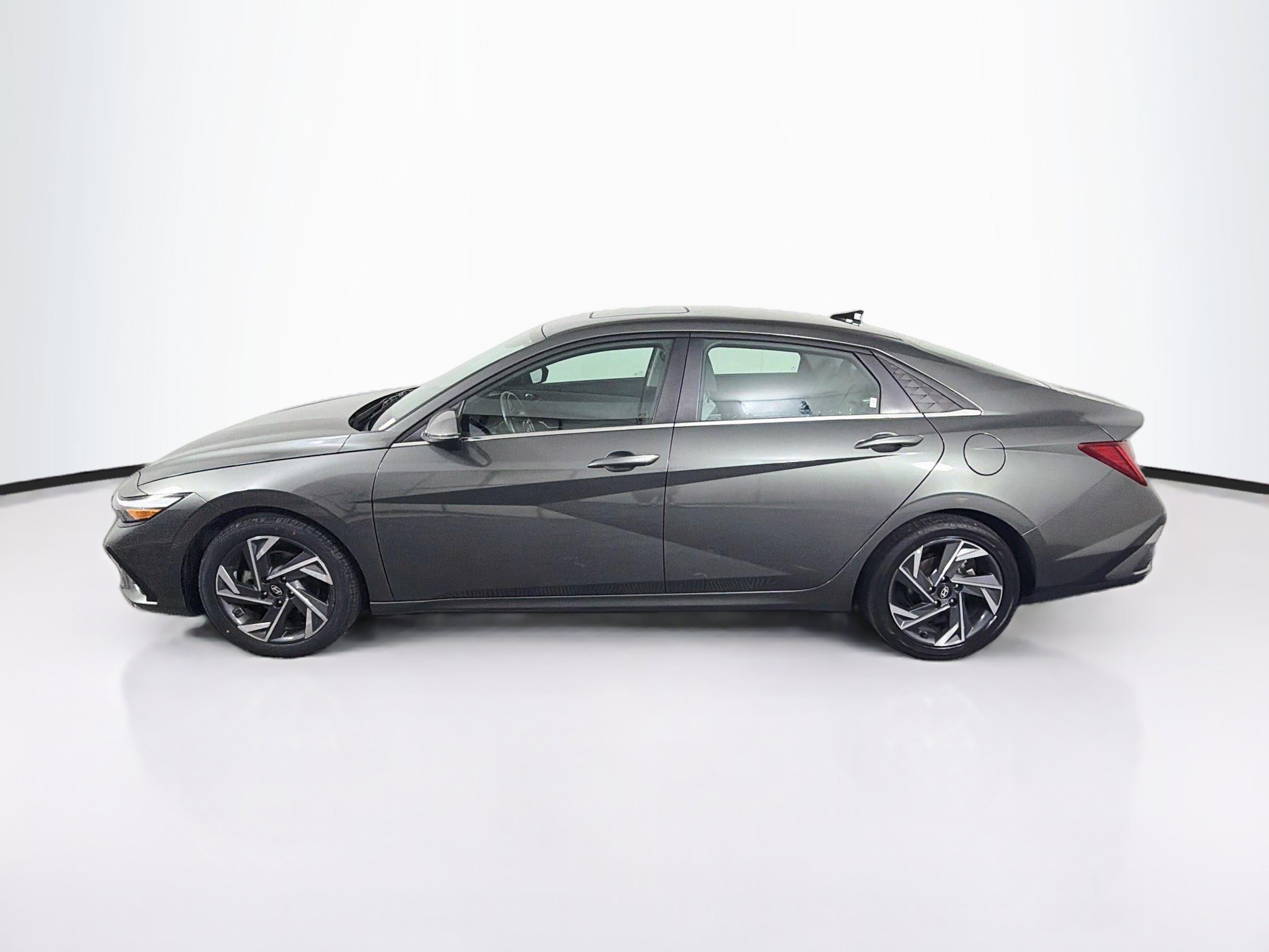 Used 2025 Hyundai Elantra Limited FWD image 4