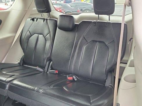 Used 2022 Chrysler Pacifica Touring-L image 9