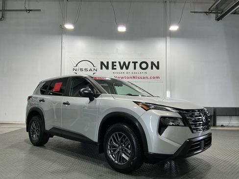 Used 2025 Nissan Rogue S image 36