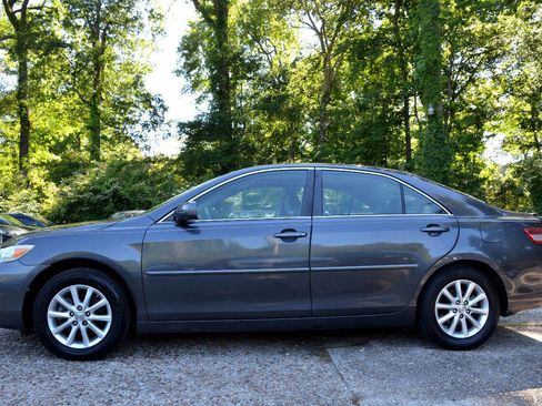 Used 2011 Toyota Camry XLE w/ XLE Extra-Value Pkg #2 FWD image 7