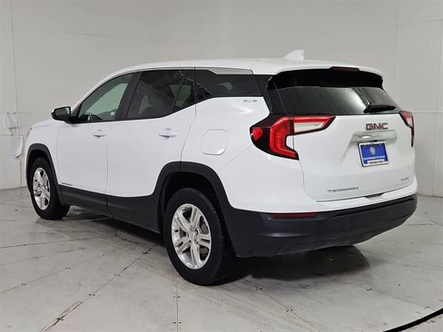 Used 2024 GMC Terrain SLE image 4