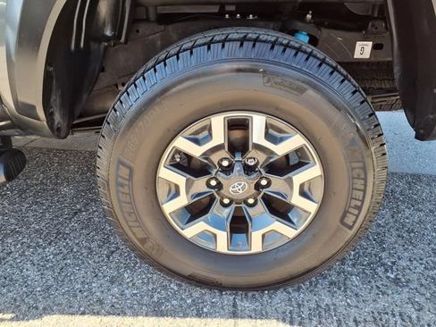 Used 2017 Toyota Tacoma TRD Off-Road AWD/4WD image 19
