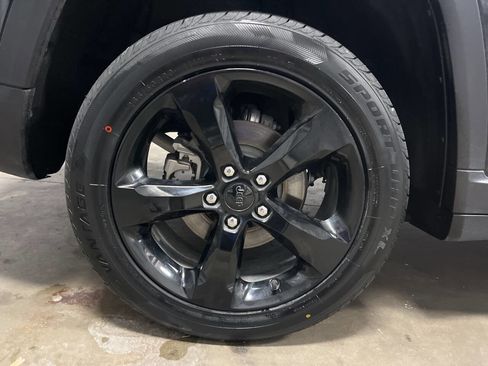 Used 2023 Jeep Grand Cherokee Limited w/ Black Appearance Package image 6