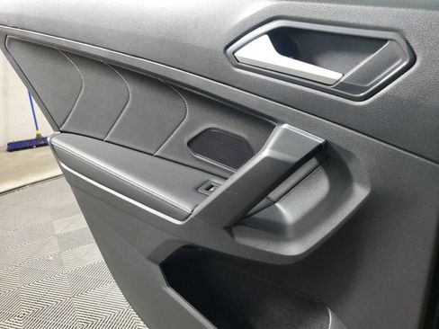 Used 2023 Volkswagen Tiguan SE w/ Panoramic Sunroof Package FWD image 16