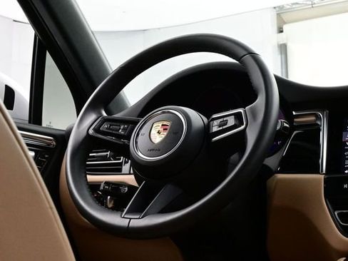 Certified 2025 Porsche Macan AWD/4WD image 20