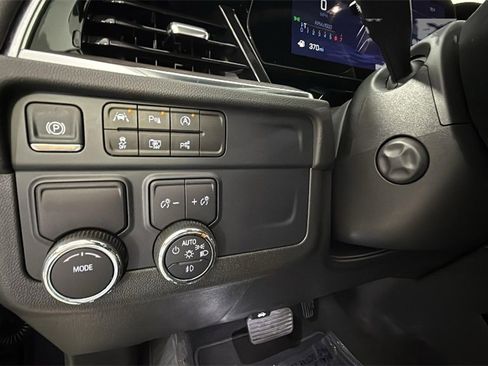 Used 2025 Chevrolet Suburban Premier image 19