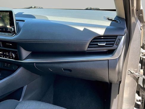 Used 2024 Nissan Rogue SV FWD image 17