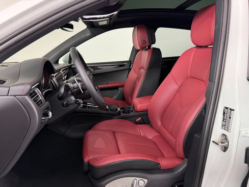 Certified 2026 Porsche Macan AWD/4WD image 5