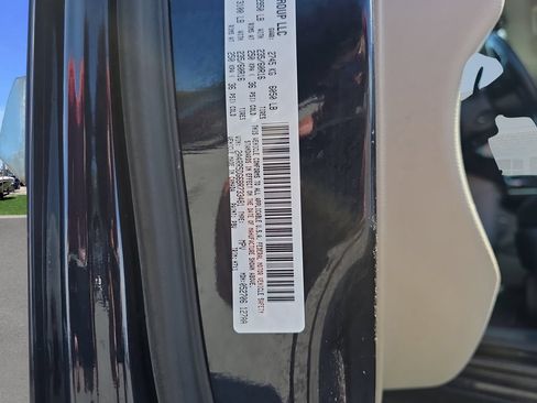 Used 2011 Chrysler Town & Country Touring FWD image 34