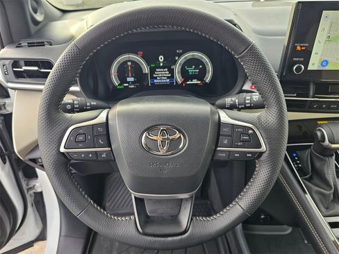 Used 2025 Toyota Sienna Platinum image 21