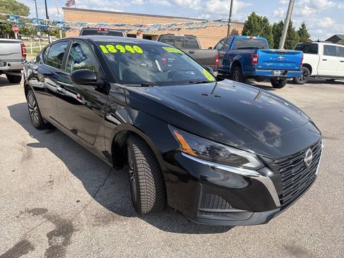 Used 2023 Nissan Altima 2.5 SV w/ SV Premium Package AWD/4WD image 3