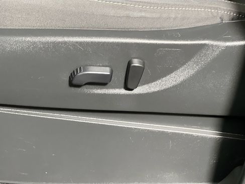 Used 2024 Nissan Frontier SV image 15