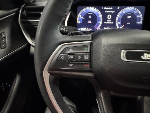 Used 2023 Jeep Grand Cherokee Limited w/ Black Appearance Package AWD/4WD image 21