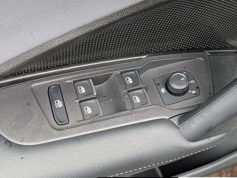 Certified 2025 Volkswagen Tiguan SE w/ Panoramic Sunroof Package AWD/4WD image 19