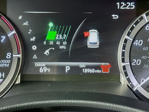 Used 2024 Toyota Highlander LE image 19