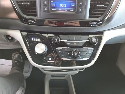 Used 2017 Chrysler Pacifica LX image 47