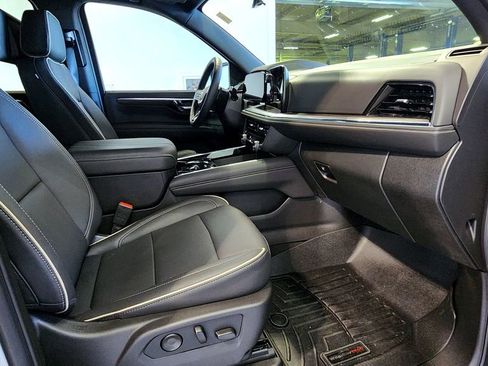 Used 2025 Chevrolet Suburban Premier AWD/4WD image 71