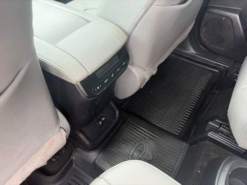 Used 2020 Toyota Highlander XLE AWD/4WD image 35