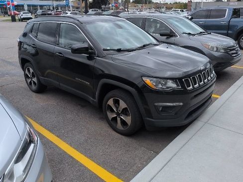 Used 2017 Jeep Compass Latitude w/ Popular Equipment Group AWD/4WD image 3