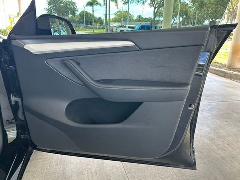 Used 2024 Tesla Model Y Long Range AWD/4WD image 23