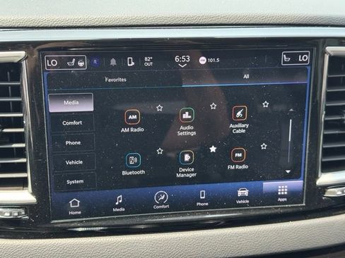 Used 2024 Chrysler Pacifica Touring-L FWD image 3