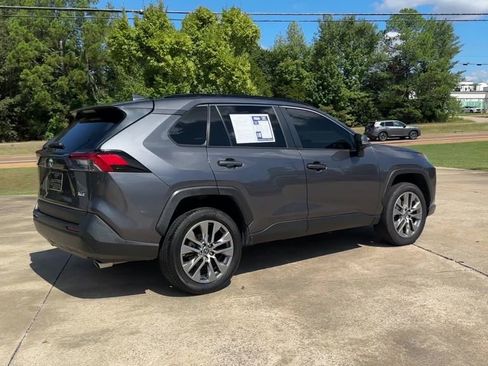 Used 2022 Toyota RAV4 XLE Premium image 6