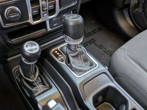 Used 2022 Jeep Wrangler Unlimited Sahara w/ Cold Weather Group AWD/4WD image 18