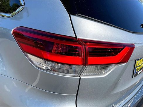 Certified 2019 Toyota Highlander XLE image 28