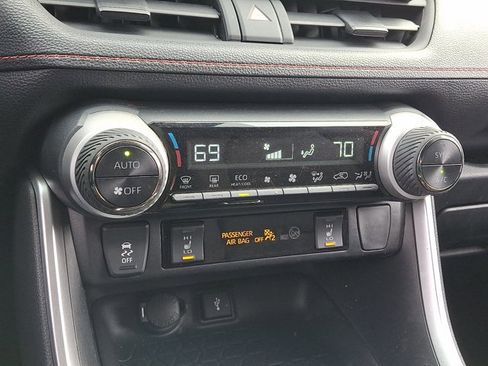 Used 2021 Toyota RAV4 SE image 17