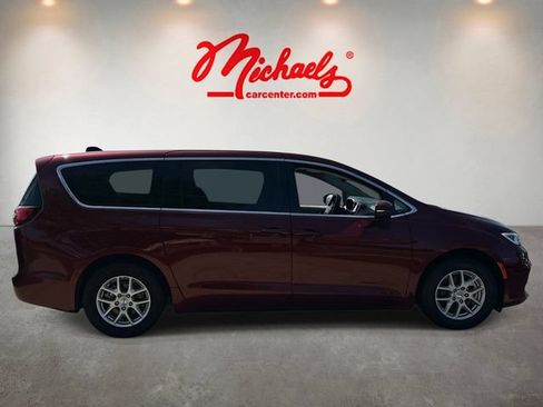 Used 2023 Chrysler Pacifica Touring-L FWD image 2