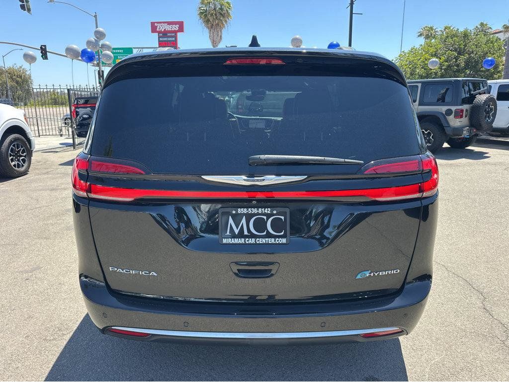 Used 2023 Chrysler Pacifica Pinnacle FWD image 12