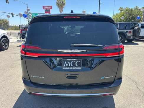 Used 2023 Chrysler Pacifica Pinnacle FWD image 12